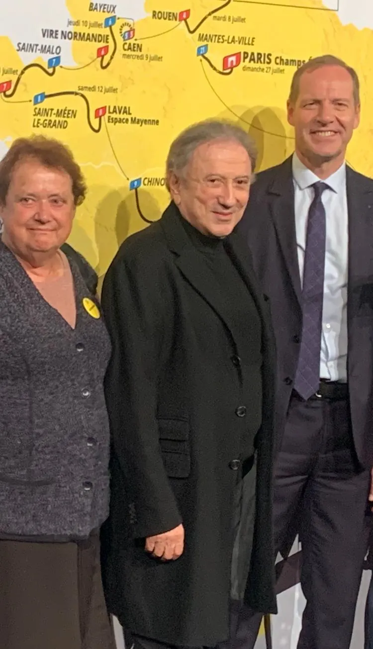 Christian Prudhomme a pu échanger avec le maire de Vire Normandie et Michel Drucker lors de la présentation du Tour de France. 