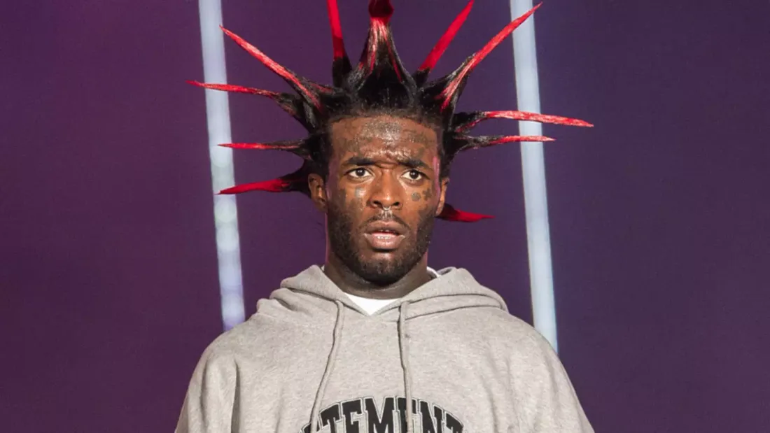 Lil Uzi Vert se tatoue une croix à l'envers sur la langue !