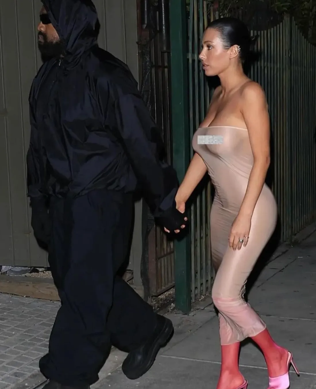 Bianca Censori déclenche la polémique avec une robe transparente