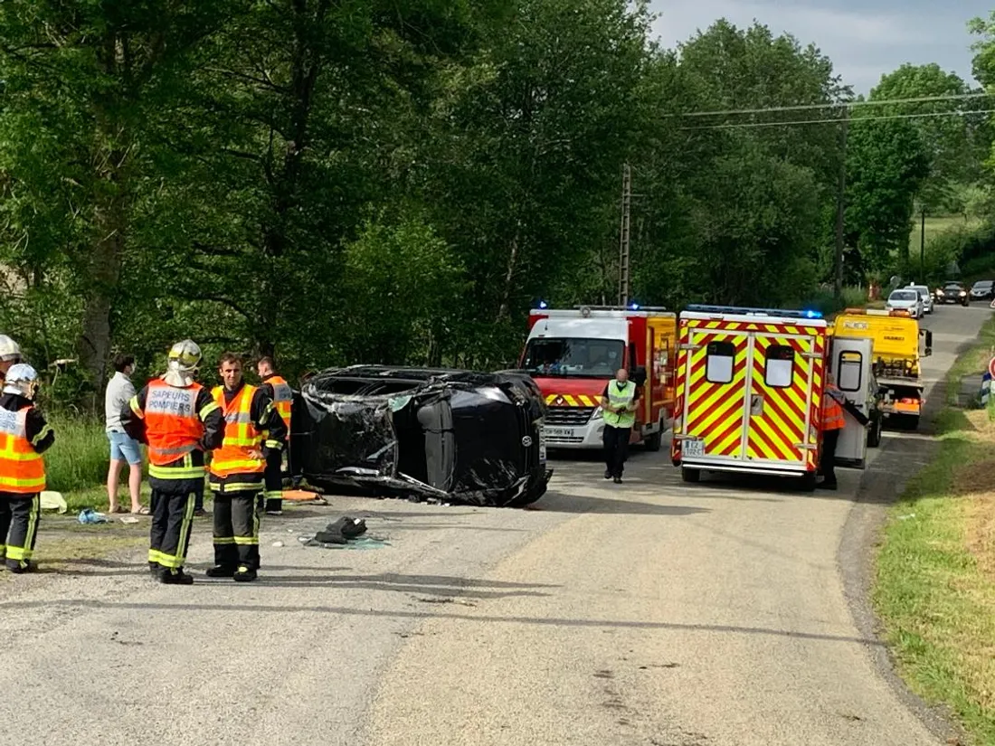 La voiture a effectué 6 à 7 tonneaux avant de s'immobilier au milieu de la chaussée.