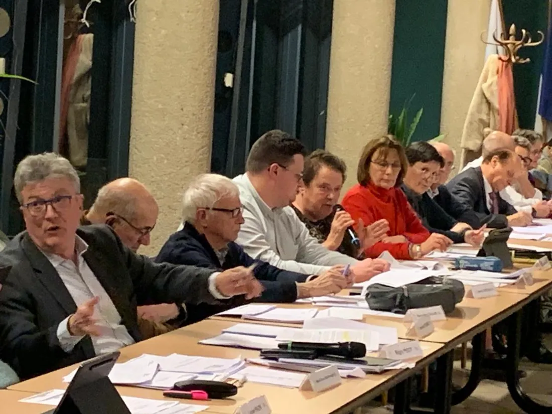 Les deux adjoints Régis Picot et Annie Rossi ne passeront visiblement pas leurs vacances ensemble. 