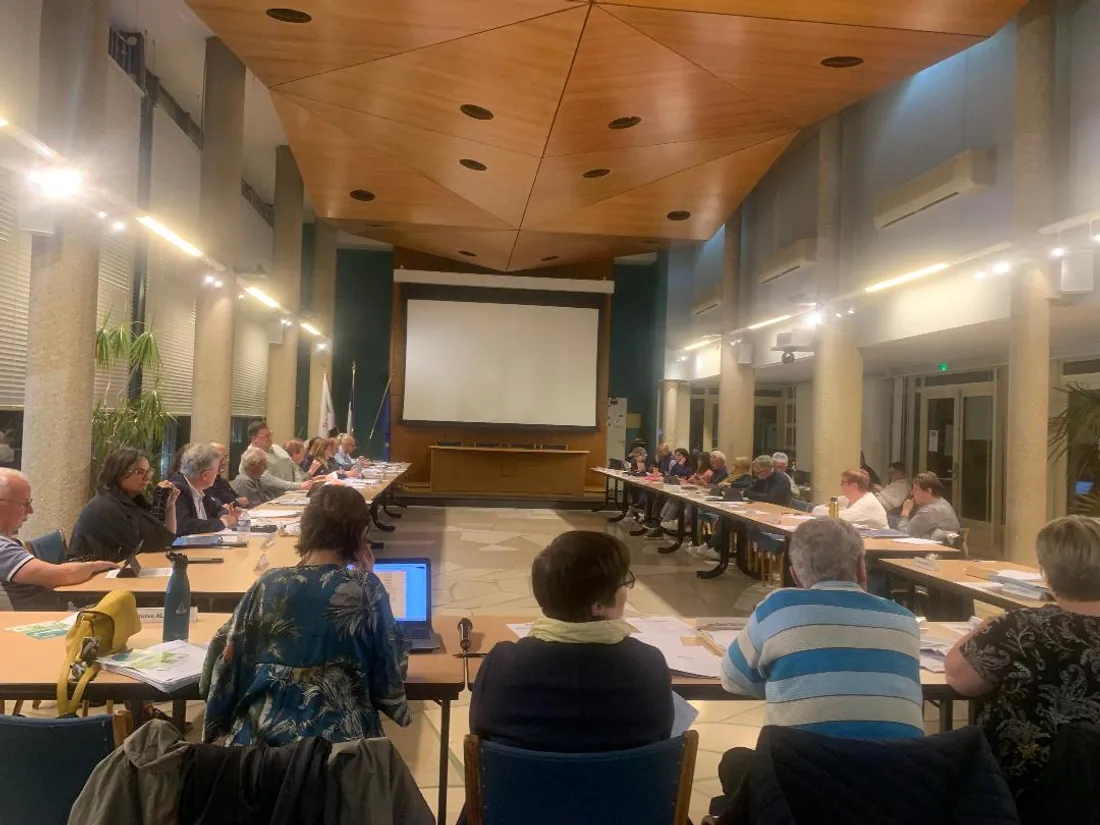 Les conseillers municipaux se sont réunis pendant près de quatre heures. 
