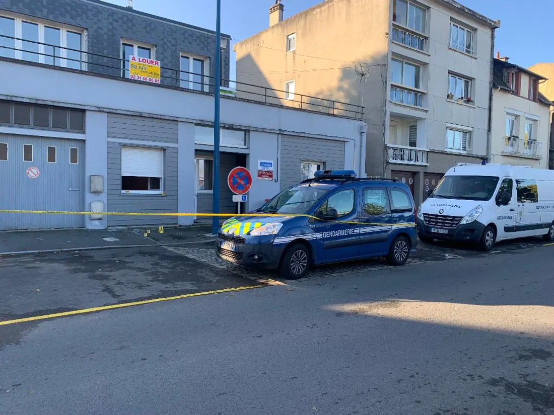 L'homme a brisé la fenêtre pour pénétrer dans la chambre de sa conjointe.