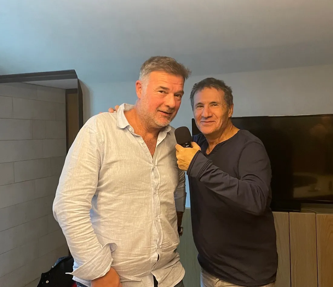 Dove Attia dans les Studios de D!RECT FM.