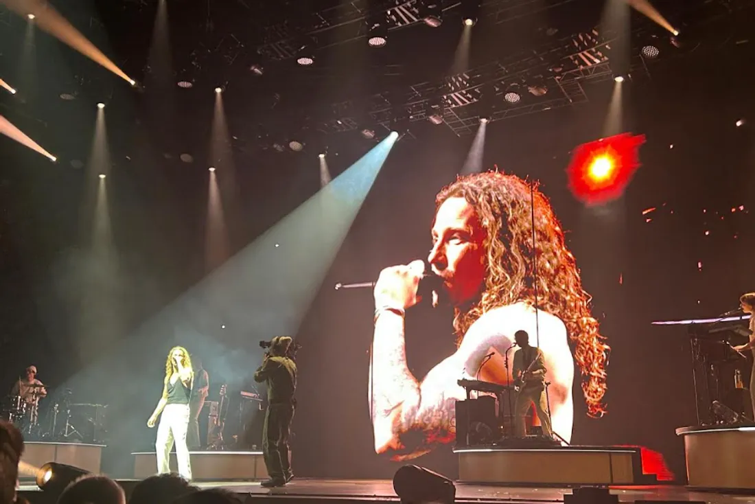 Julien Doré sur la scène du Galaxie d'Amnéville. 