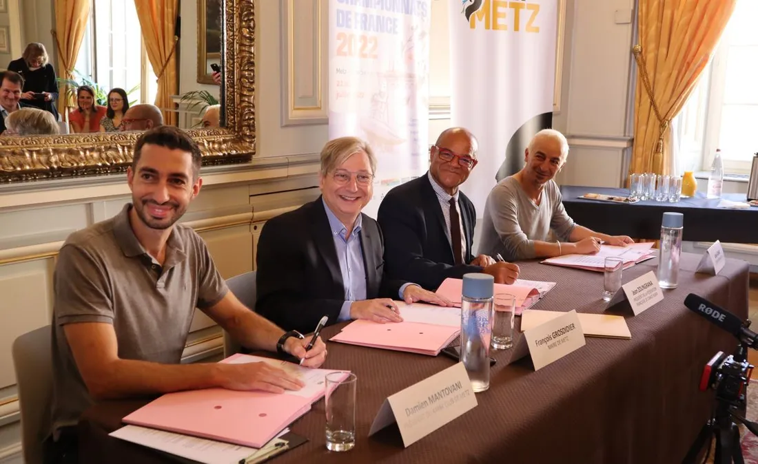 La signature de la convention à l'hôtel de ville / Joscelyn Lapart 