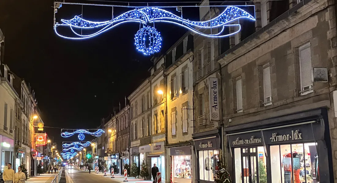 Les passants ont profité dès ce vendredi soir des illuminations dans la rue Nationale. 