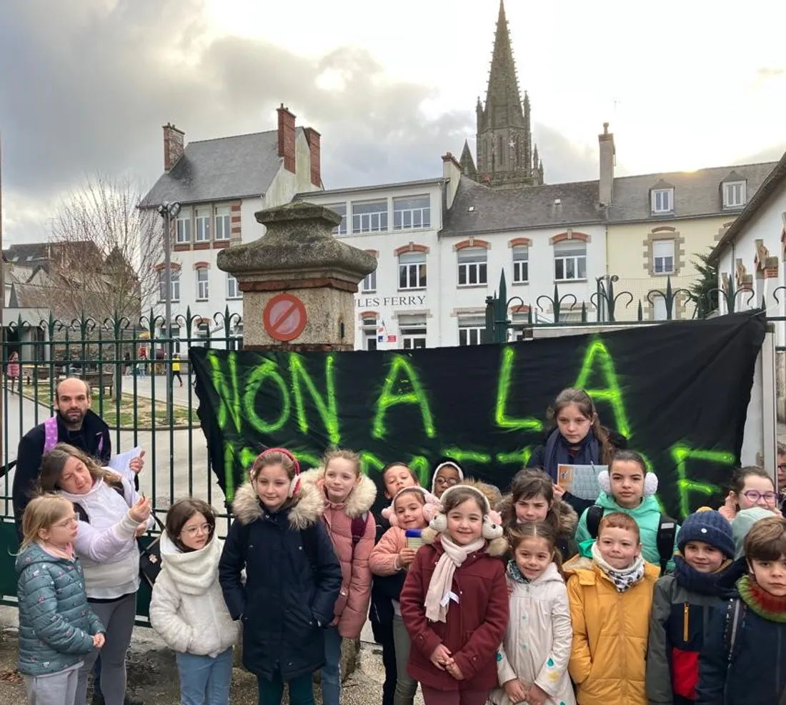 Parents et élèves devant l'école Jules Ferry de Pontivy pour dire "non à la fermeture". 