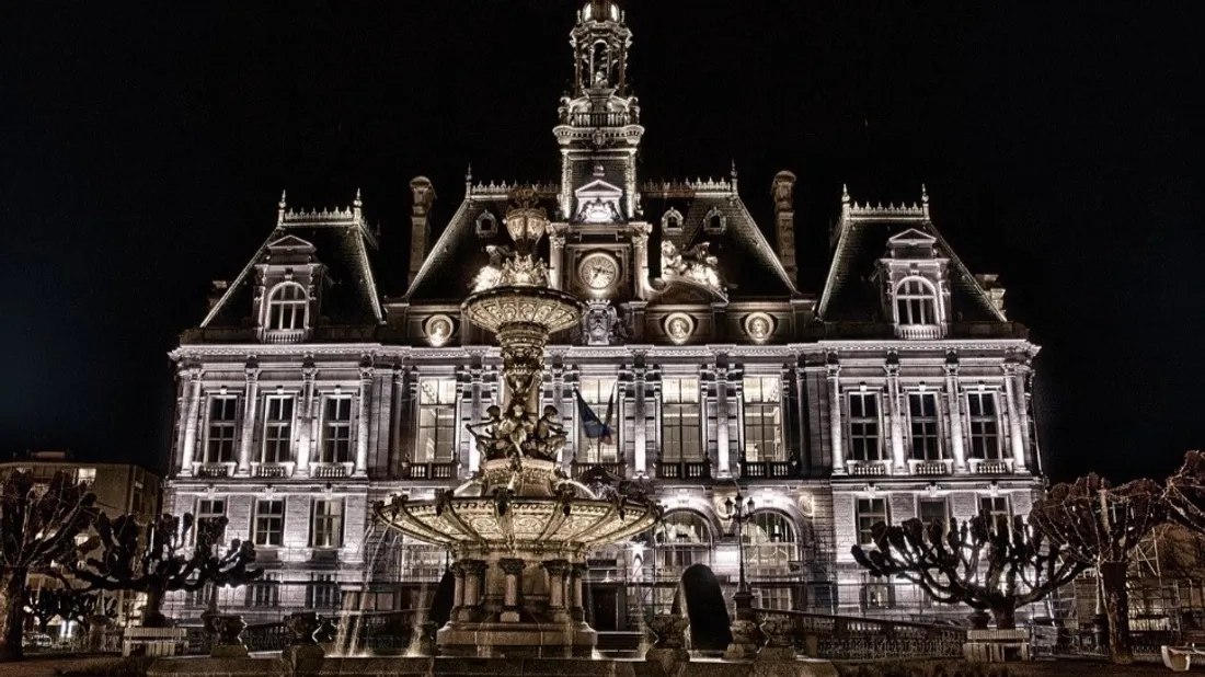 La mairie de Limoges la nuit.