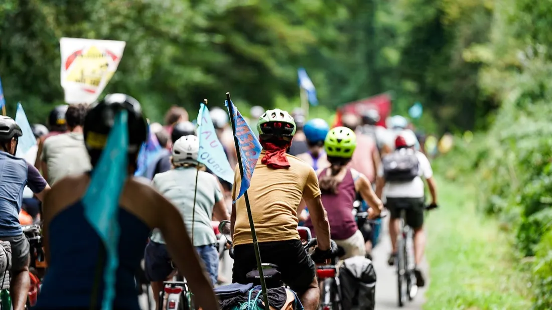 Le cortège du "Convoi de l'eau".