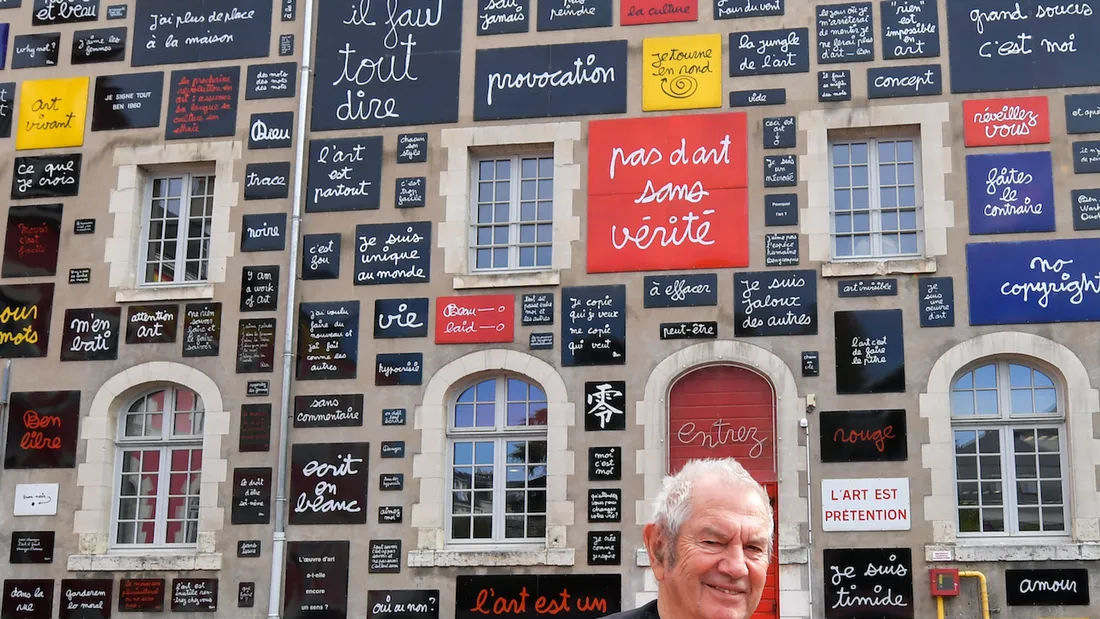 Le mur de la fondation du doute à Blois, réalisé par Ben.