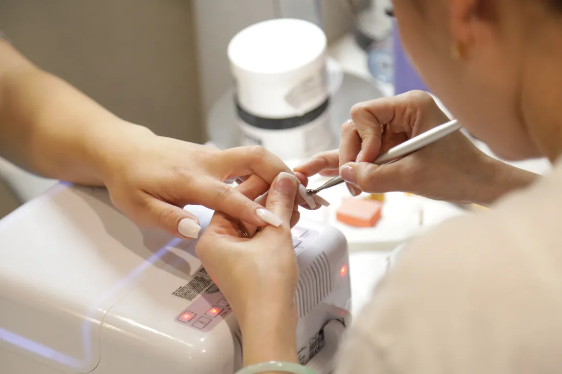 L'Académie de médecine alerte sur les risques de cancer liés au vernis semi-permanent 