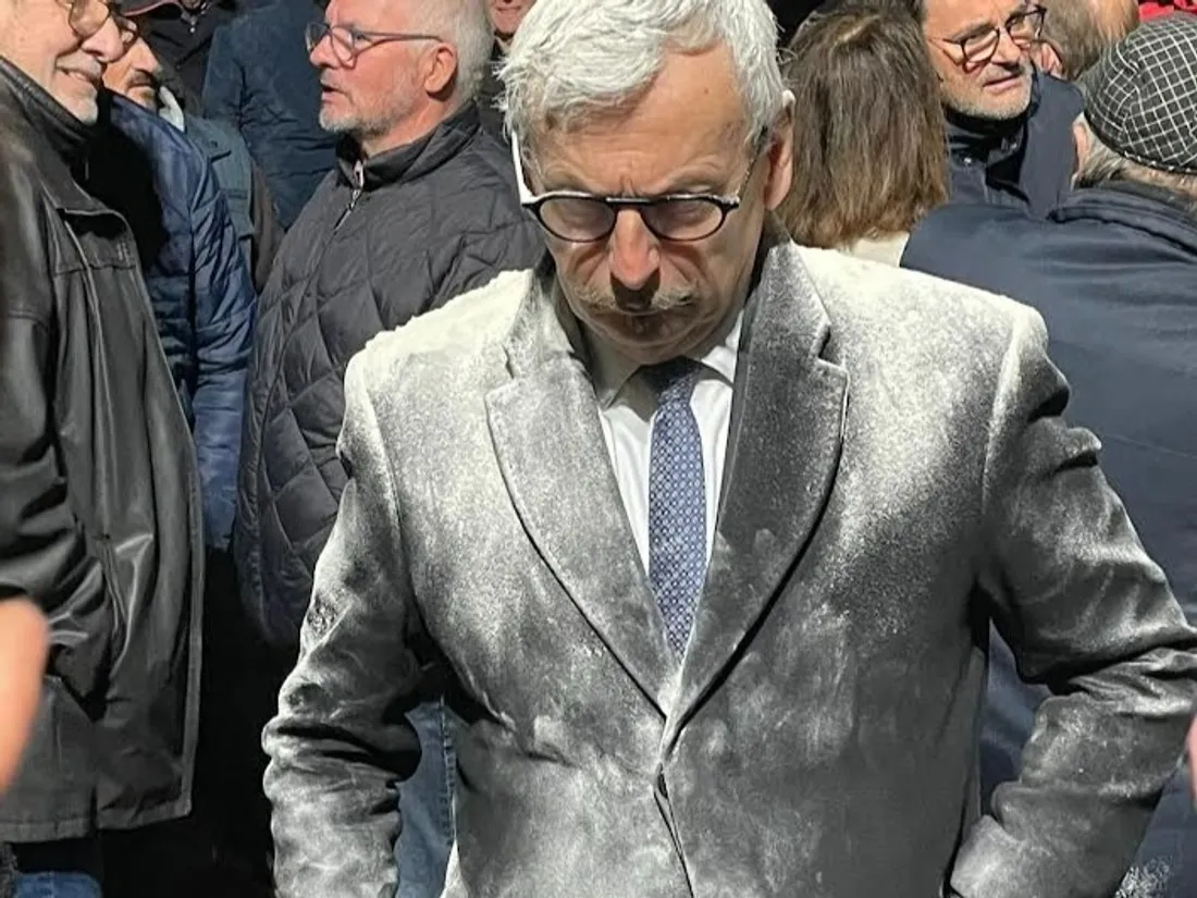 Jean-René Cazeneuve enfariné ce jeudi à l'Isle-Jourdain