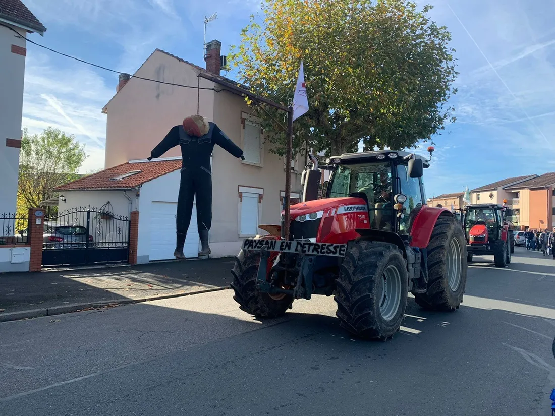 Défilé revendicatif de tracteurs en ville. 