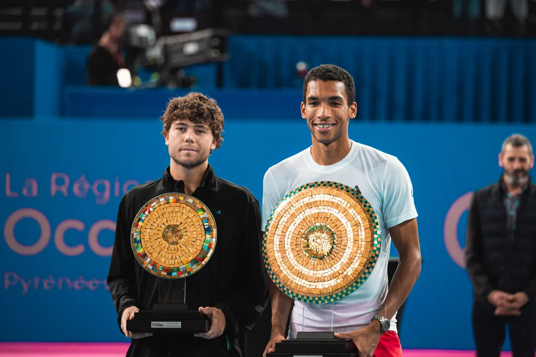 Le vainqueur Félix Auger-Aliassime (à droite) et le finaliste Aleksandar Kovacevic (à gauche).
