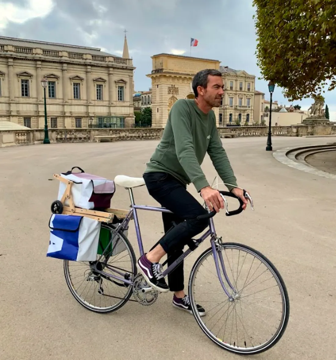 Cabas à roulette installé à l'arrière d'un vélo