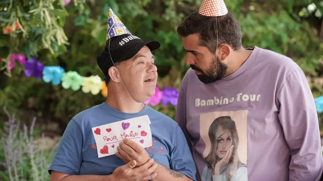 Artus, donne la réplique à des acteurs atteints de handicap mental dans son film.