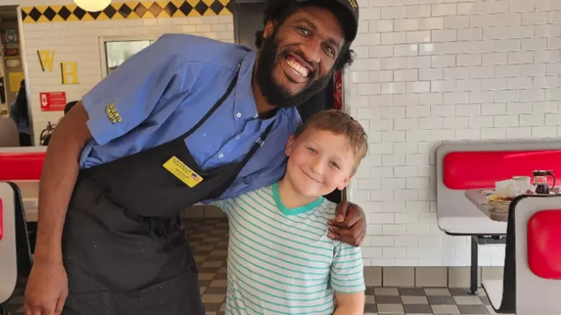 Kayzen Hunter, 8 ans, vient en aide à son serveur préféré