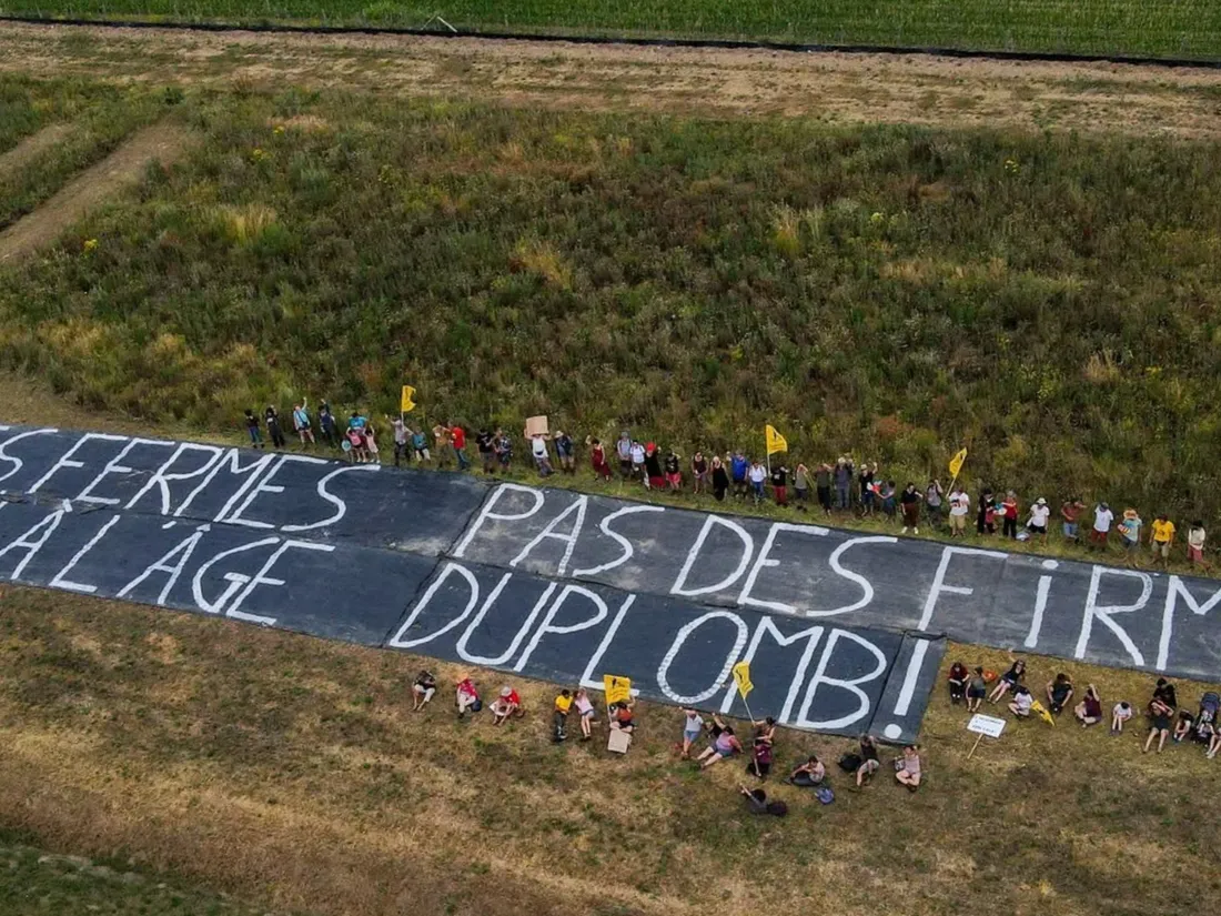 Vue aérienne du message de la Confédération Paysanne