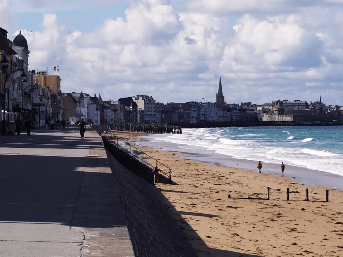 Saint-Malo : un homme en fauteuil roulant se blesse en dévalant la digue