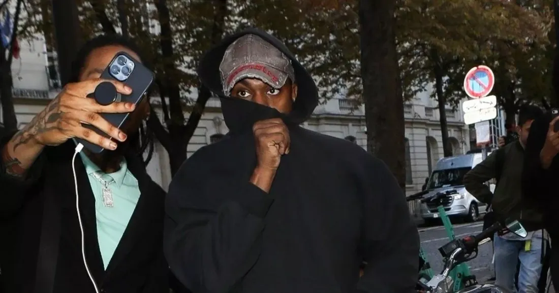 Nouvelle controverse : Kanye West arbore un t-shirt à l'emblème nazi
