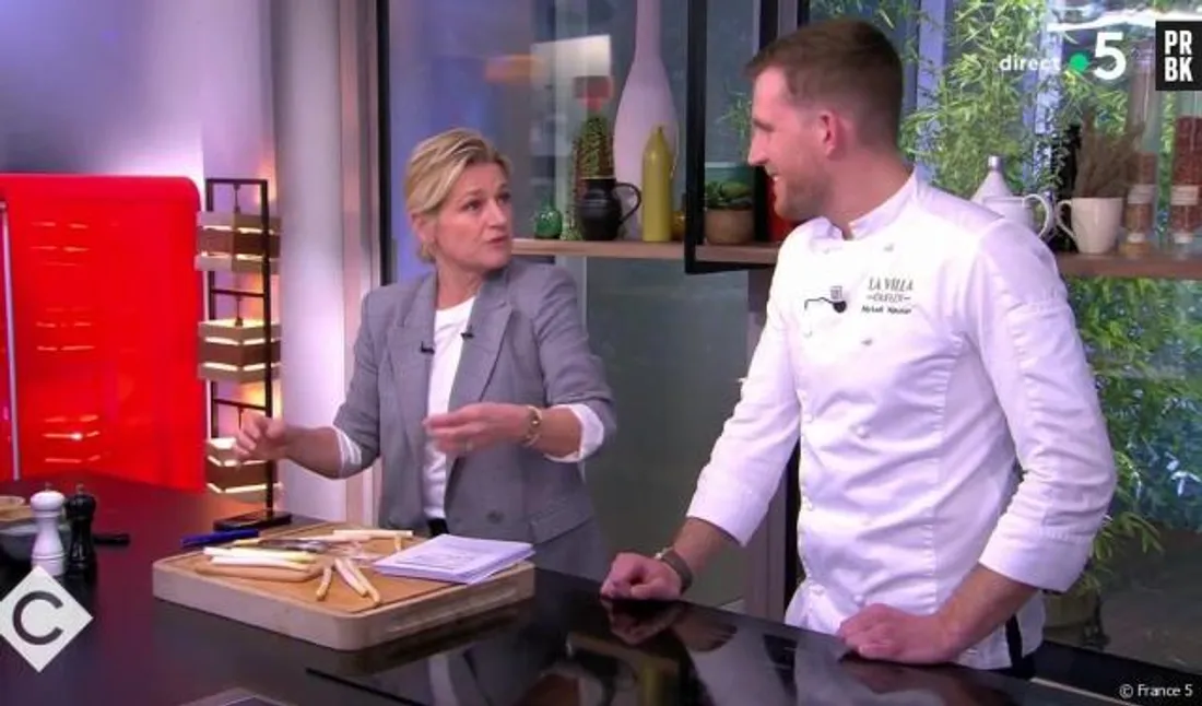 Anne-Elisabeth "branle" des asperges : « faut y aller doucement » le cuisiner très gêné...