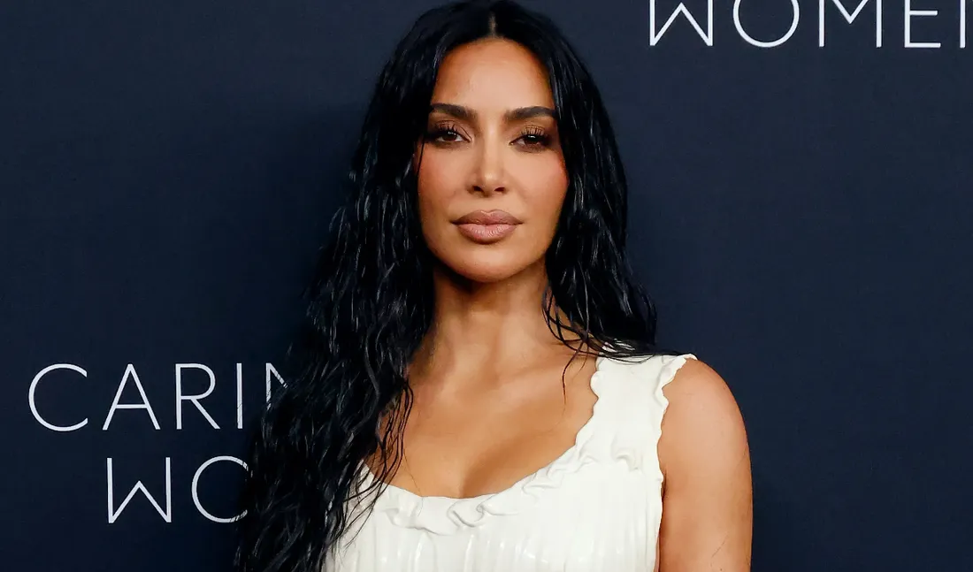 Kim Kardashian enflamme le web avec un look osé à la Bianca Censori