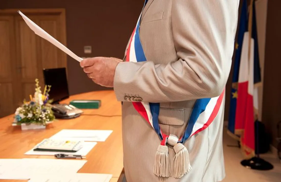 Maires en colère : appel à une loi pour interdire le mariage des sans-papiers