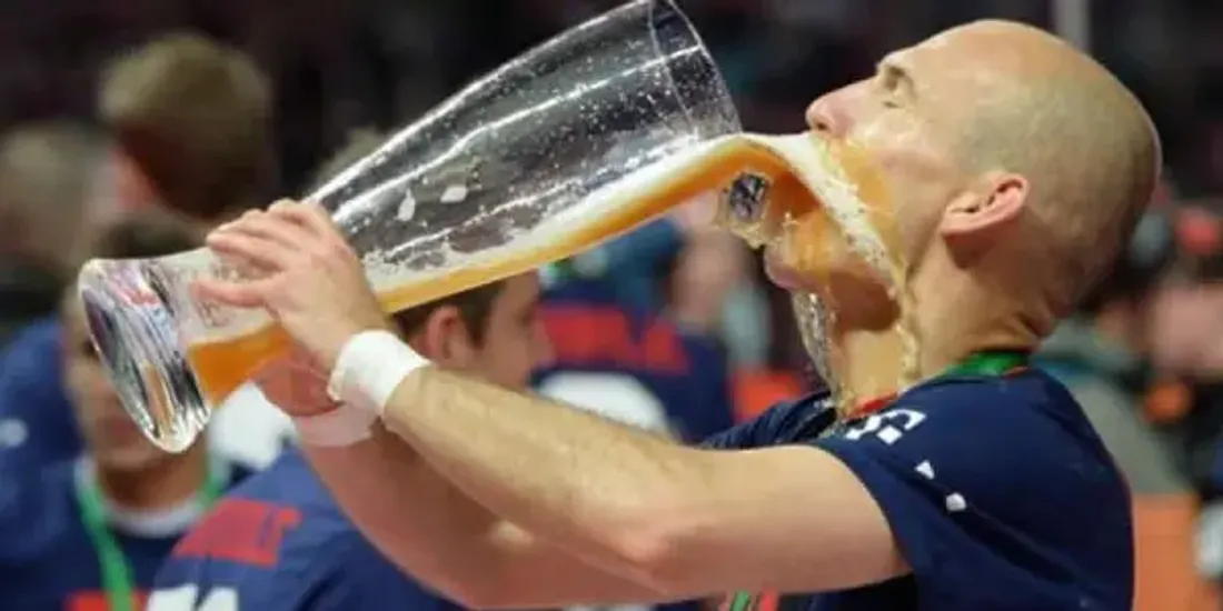 Les techniques farfelues des supporters pour consommer de l'alcool à la Coupe du Monde 2022
