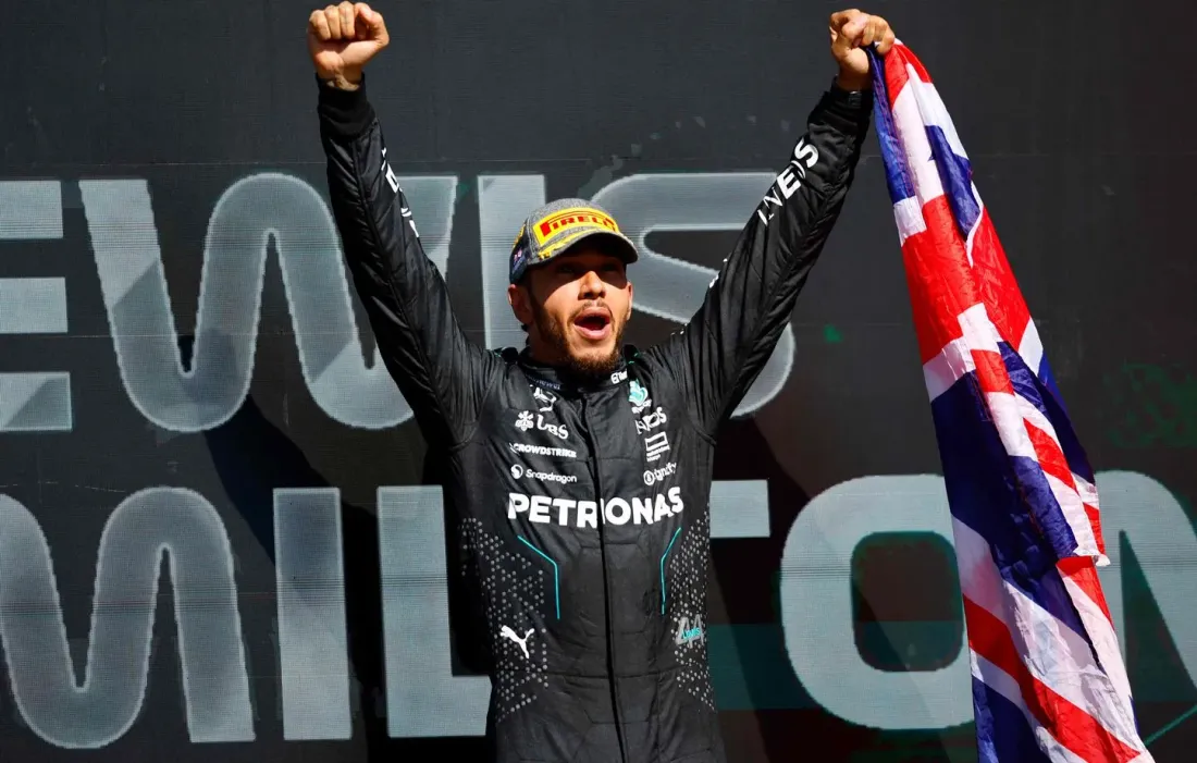 Lewis Hamilton triomphe à Silverstone et signe une victoire émotive