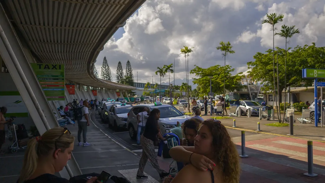 "Une zone de guerre" : des témoins en Martinique décrivent l'aéroport envahi par des manifestants.