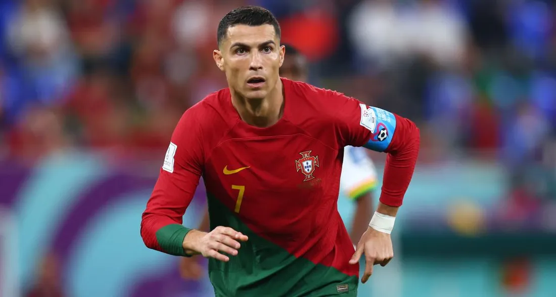 Ronaldo humilité par un adversaire en plein match !