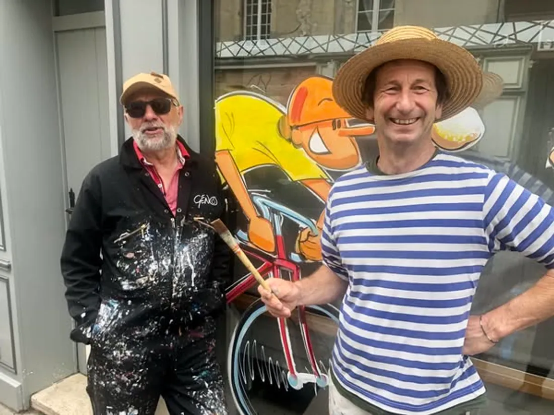 Eric Géno et Pascal Falisse peignent les vitrines de Bayeux aux couleurs du Tour de France.