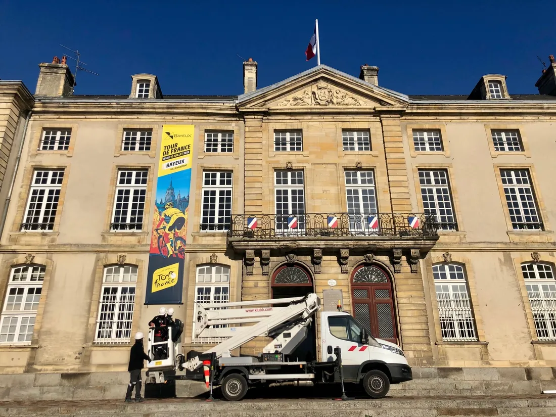 Deux banderoles aux couleurs du Tour de France ont été déployées sur l'hôtel de ville de Bayeux.