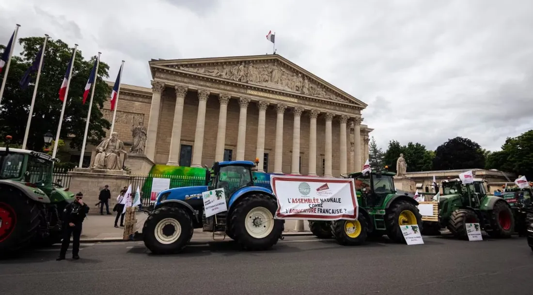 la FNSEA stationne une dizaine de tracteurs devant l'Assemblée nationale, à Paris. 