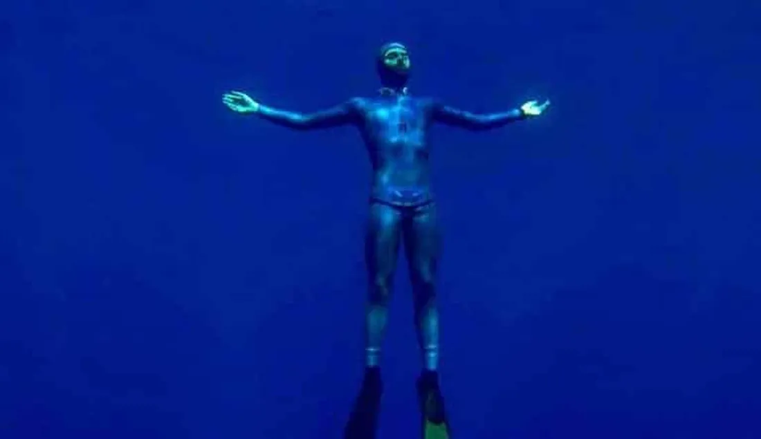 [ SPORT ] Plongée en apnée: L'apnéiste marseillais Arnaud Jerald a battu le record du monde