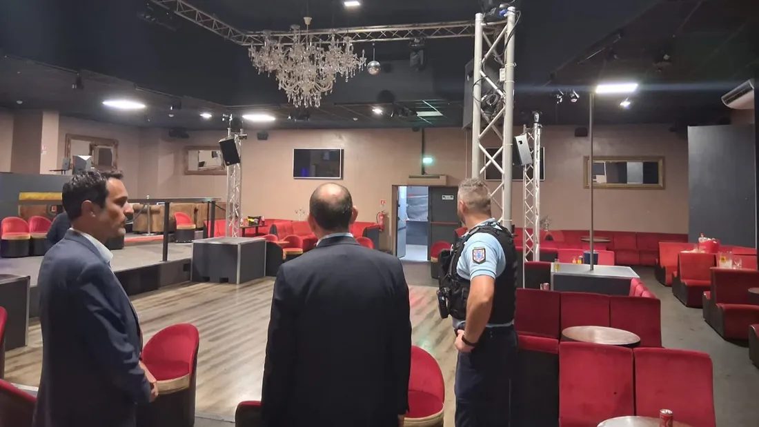 Contrôlé sécurité, discothèque