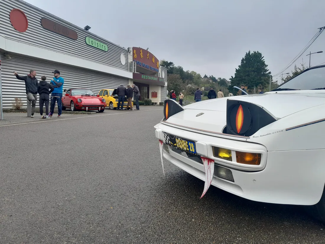 CHÂTEAUDUN - Cars & Coffee
