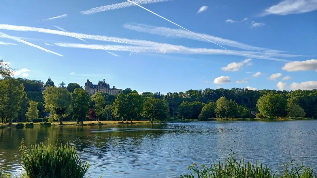 Château de Montigny-le-Gannelon depuis le plan d'eau