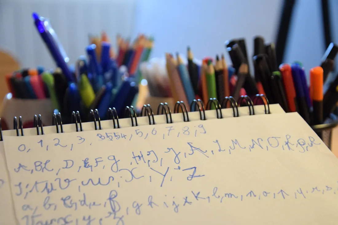 graphothérapeute écriture crayons thivars
