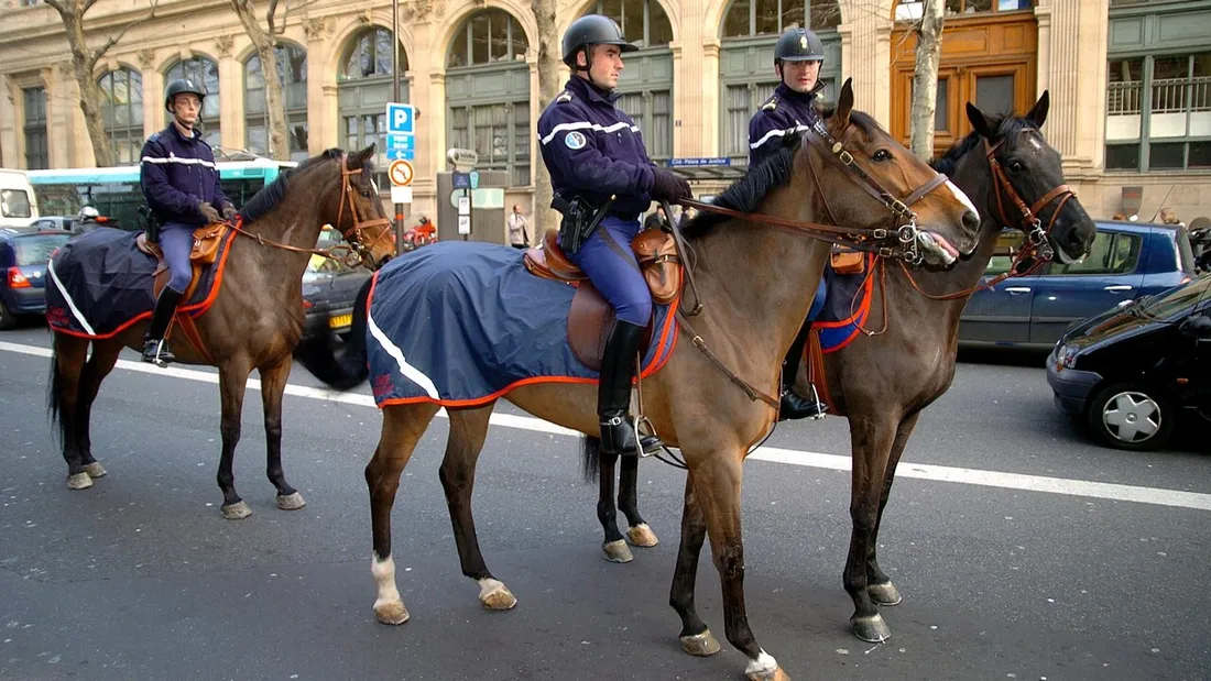 Garde Républicaine / patrouille à cheval