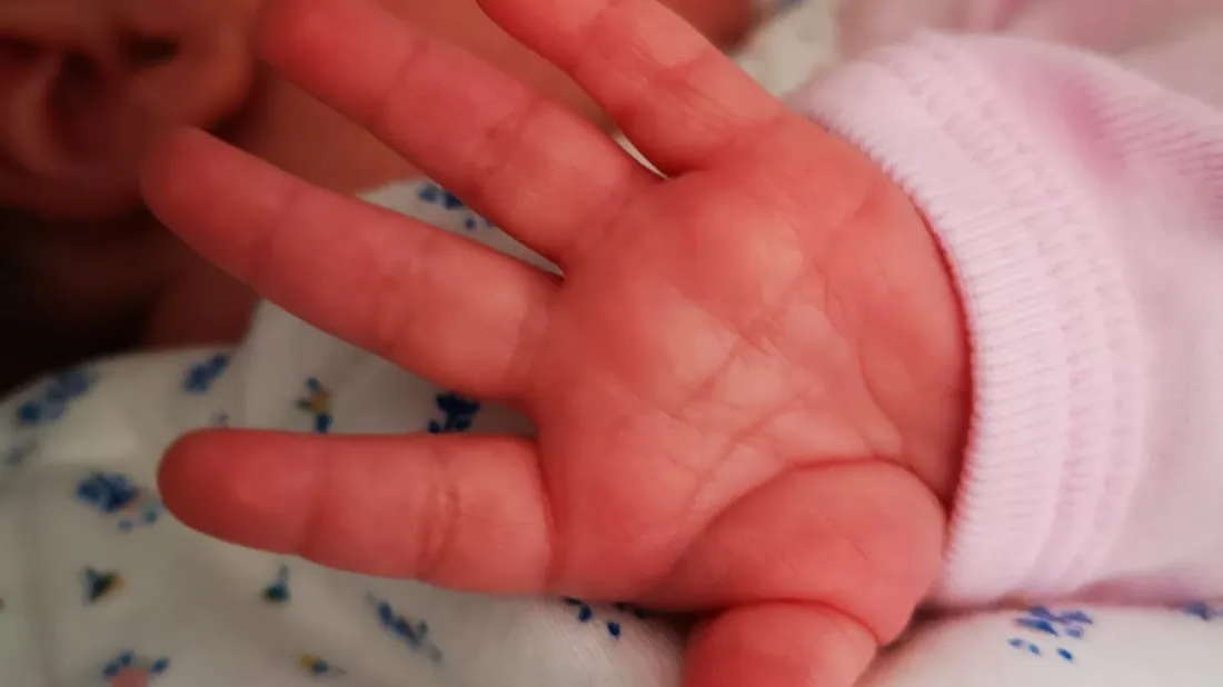 main bébé nourrisson naissance