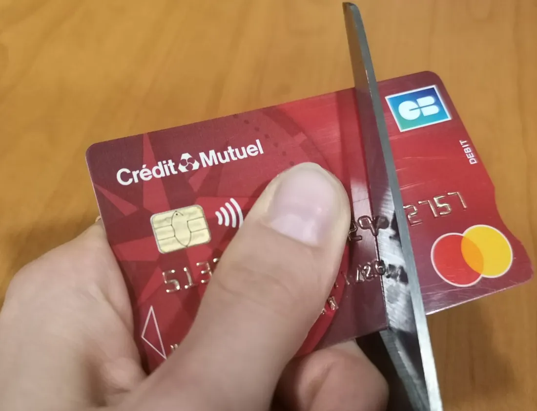 carte bancaire coupé ciseaux