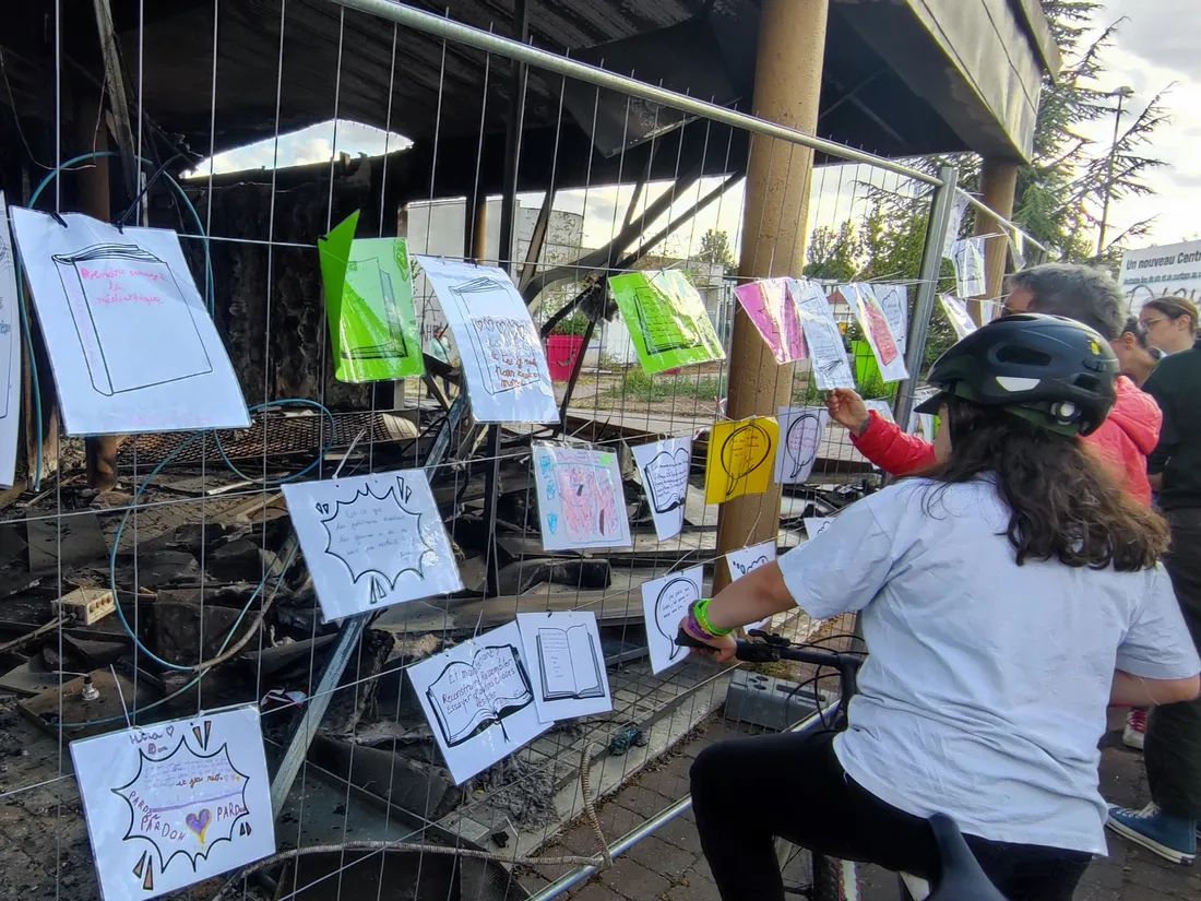 De nombreux dessins ont été épinglés pour rendre hommage au lieu culturel