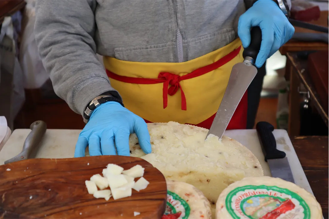 Les commerçants italiens n’hésitent pas à faire déguster leurs produits 