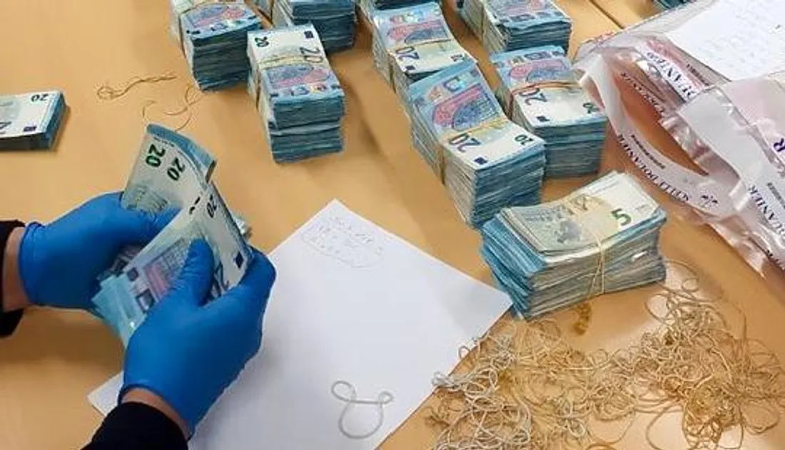 Plus de 850 000€ cachés dans une voiture