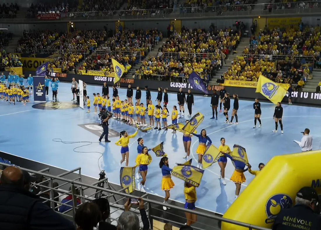 L'entrée des joueuses ce dimanche aux Arènes de Metz
