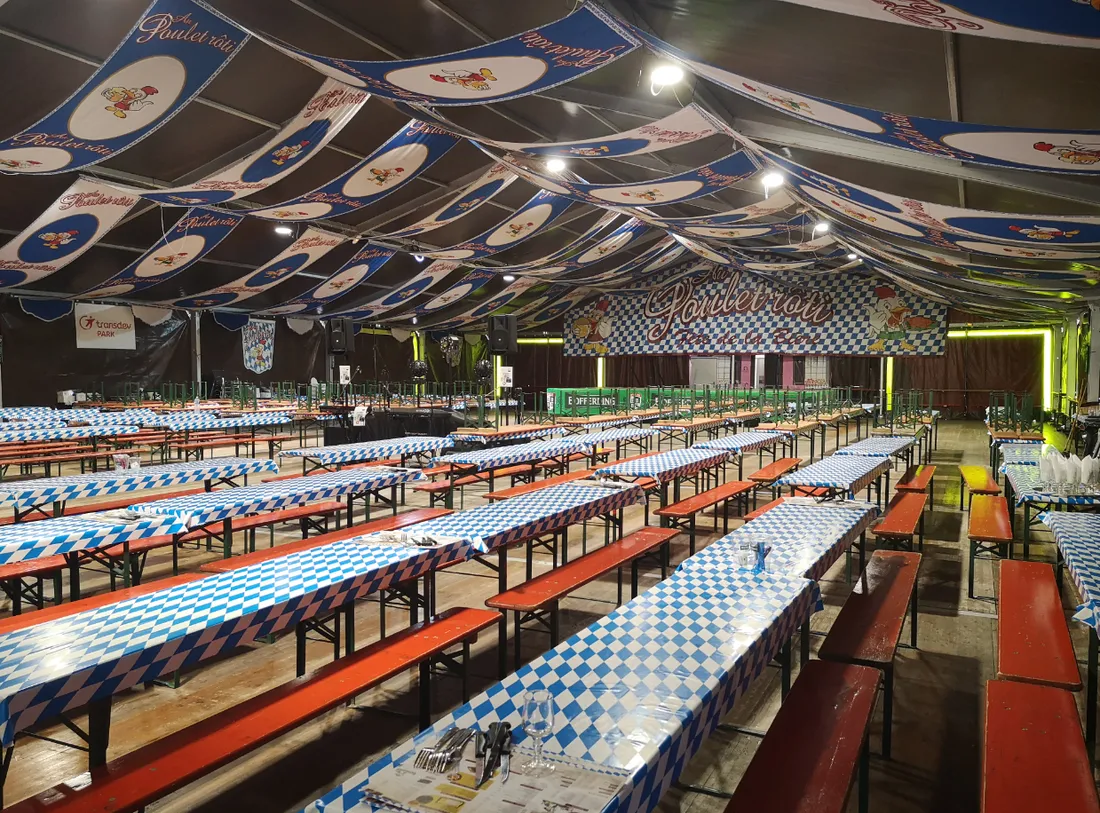 Sous le chapiteau de la place de la République 