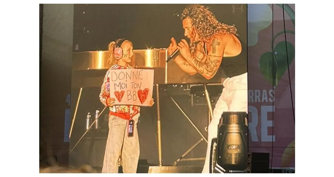 Julien Doré invite une jeune fan sur scène