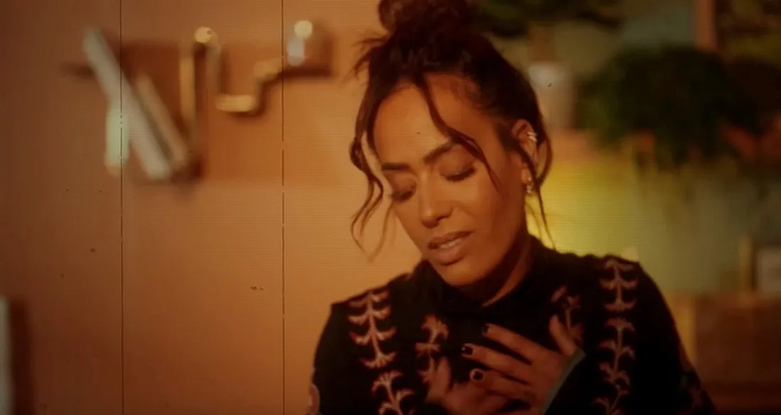 Amel Bent dans le clip de "Mima"